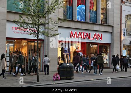 LONDON, Großbritannien - 23 April, 2016: die Menschen kaufen bei Matalan store, Oxford Street in London. Die Oxford Street hat rund eine halbe Million Besucher täglich und Stockfoto