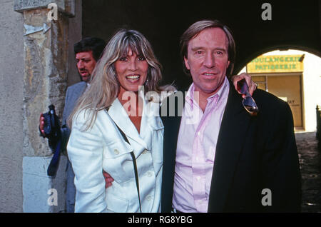 Fußballspieler Günter Netzer mit Ehefrau Elvira, Deutschland 1993. Deutsche Fußballspieler Günter Netzer und seiner Frau Elvira, Deutschland 1993. Stockfoto