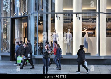 LONDON, Großbritannien - 23 April, 2016: Leute kaufen bei Zara, die Oxford Street in London. Die Oxford Street hat rund eine halbe Million Besucher täglich und 320 Speichern Stockfoto