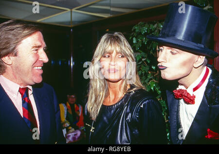 Fußballspieler Günter Netzer mit Ehefrau Elvira in einer Abendveranstaltung, Deutschland 1993. Deutsche Fußballspieler Günter Netzer und seine Frau Elvira bei einer Abendveranstaltung, Deutschland 1993. Stockfoto