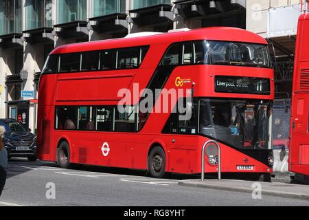 LONDON, Großbritannien - 23 April, 2016: Menschen neuen Routemaster bus Fahrt in der Londoner City. Die hybrid diesel-elektrischen Bus ist eine neue, moderne Version von Ikonischen rückwärtigen Stockfoto