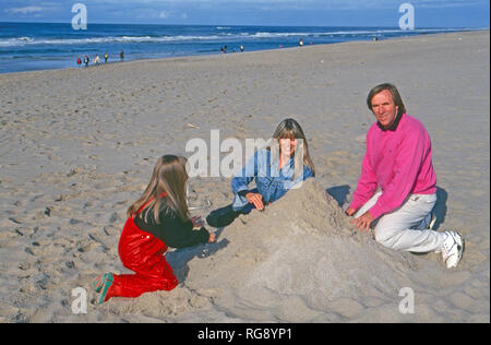 Fußballspieler Günter Netzer mit Ehefrau Elvira und Tochter Alana am Strand der Insel Sylt, Deutschland 1993. Deutsche Fußballspieler Günter Netzer mit seiner Frau Elvira und Tochter Alana am Strand der Insel Sylt, Deutschland 1993. Stockfoto