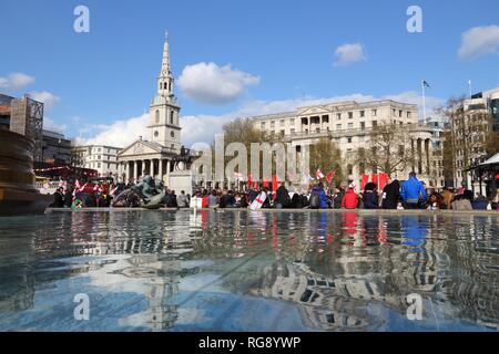 LONDON, Großbritannien - 23 April, 2016: die Menschen besuchen Trafalgar Square für Saint George's Day in London, UK. Der heilige Georg ist der Schutzpatron von England. Stockfoto