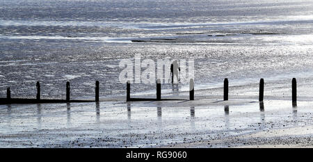 Ein Mann mit einem Metalldetektor in der Sonne am Strand im Littlestone, Kent, wie Meteorologen Schnee für die südlichen Regionen von morgen voraus. Stockfoto