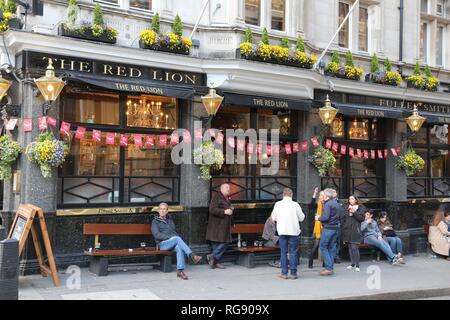 LONDON, Großbritannien - 23 April, 2012: die Menschen besuchen Sie die Red Lion Pub in London. Es ist ein typisches Londoner Pub. Es gibt mehr als 7.000 Pubs in London. Stockfoto