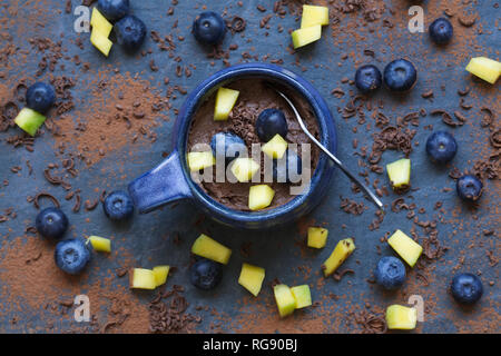 Schokolade Avocado Mousse auf einem Schiefer Hintergrund. Stockfoto