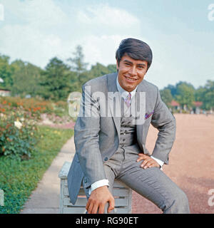 Der deutsche Schlagersänger Roy Black und Wittlich, Deutschland 1966. Deutsche Schlager Sänger und Schauspieler Roy Black, Deutschland 1966. Stockfoto