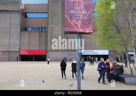 LONDON, Großbritannien - 23 April, 2016: die Menschen besuchen Sie die Galerie Tate Modern in London, UK. Die Galerie befindet sich in der Bankside Bereich der Londoner Stadtteil Sab entfernt Stockfoto