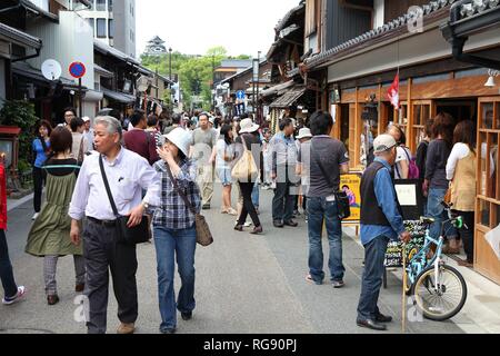 INUYAMA, JAPAN - 3. Mai: die Menschen besuchen die Altstadt am 3. Mai in Inuyama, Japan 2012. Nach Aichi Tourism Board, Inuyama ist unter den wichtigsten Tour Stockfoto