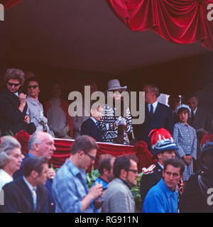 Fürstenfamilie von Monaco (v. l.) Prinz Albert, Fürstin Gracia Patricia, Fürst Rainier und Prinzessin Caroline schulmeisterschaft sich den Grand Prix von Monaco ein, 1966 sterben. Die königliche Familie von Monaco (L, R), Prinz Albert, Princess Grace, Fürst Rainier und Priness Caroline Aufpassen der Grand Prix Rennen, 1966. Stockfoto