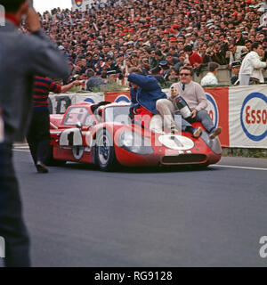 J-Version des Ford GT40 MK IV, der Siegerwagen von Dan Gurney beim 24 Stunden Rennen bei der Ehrenrunde in Le Mans, Frankreich 1967 sterben. J-Version des Ford GT 40, Sieger Auto von Dan Gurney in Le Mans, Frankreich 1967. Stockfoto