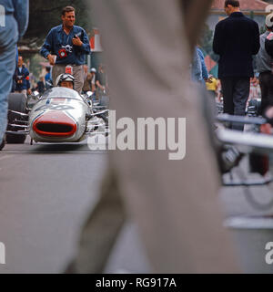 Der nicht qualifizierte französische Rennfahrer Johnny Rives in seinem Hubron im Racing beim Großen Preis von Monaco, 1966. Nicht französischen Fahrer Johnny Rives in seinem Hubron Auto am Boxenstopp des Grand Prix von Monaco, 1966 qualifiziert. Stockfoto
