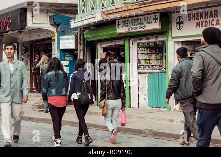 MG RN, Gangtok, Indien 3 Januar 2019: Street Scene in beliebten Mall Straße der MG Rn Gangtok. Stadt ist heute ein lebendiges kulturelles Zentrum und beliebte touri Stockfoto