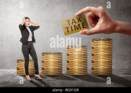 Jungen asiatischen Business woman Stress weil die Frist. Steuern Konzept Stockfoto