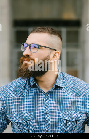 Portrait von bärtigen hipster Geschäftsmann Brillen und Plaid Shirt Stockfoto