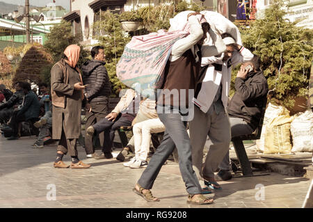 MG Rn Gangtok, Sikkim, Indien Dezember 26, 2018: Arbeiten Menschen zu Fuß in den belebten MG Rn Straße. Selektive konzentrieren. Stockfoto