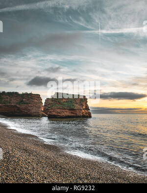 Sonnenaufgang über Ladram Bay an der Jurassic Coast Weltkulturerbe im East Devon, Südwest-England, Vereinigtes Königreich. Stockfoto