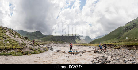 Russland, Kaukasus, Bergsteiger Überquerung des Flusses in der oberen Baksan Tal Stockfoto