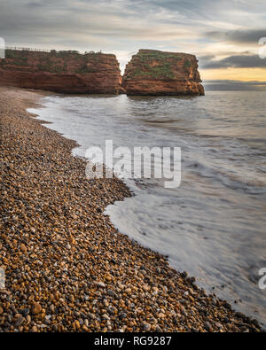 Sonnenaufgang über Ladram Bay an der Jurassic Coast Weltkulturerbe im East Devon, Südwest-England, Vereinigtes Königreich. Stockfoto