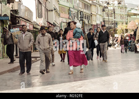 MG Rn Gangtok, Sikkim, Indien Dezember, 26, 2018: Leute, die einen Spaziergang auf Weihnachten in der geschäftigen MG Rn Straße. Selektive konzentrieren. Stockfoto