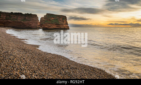 Sonnenaufgang über Ladram Bay an der Jurassic Coast Weltkulturerbe im East Devon, Südwest-England, Vereinigtes Königreich. Stockfoto