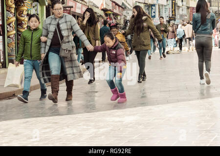 MG Rn Gangtok, Sikkim, Indien Dezember, 26, 2018: Leute, die einen Spaziergang auf Weihnachten in der geschäftigen MG Rn Straße. Selektive konzentrieren. Stockfoto