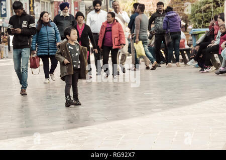MG Rn Gangtok, Sikkim, Indien Dezember, 26, 2018: Leute, die einen Spaziergang auf Weihnachten in der geschäftigen MG Rn Straße. Selektive konzentrieren. Stockfoto