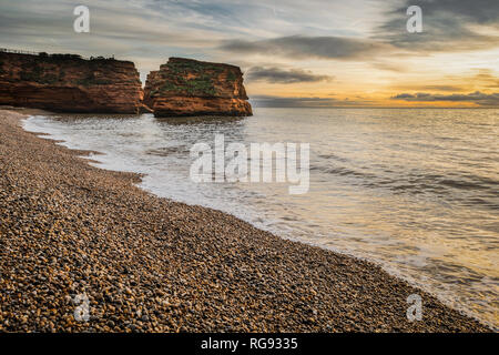 Sonnenaufgang über Ladram Bay an der Jurassic Coast Weltkulturerbe im East Devon, Südwest-England, Vereinigtes Königreich. Stockfoto