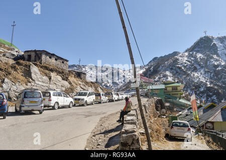 Nathula Pass, Gangtok, Sikkim, 1. Jan 2019: Touristische Auto in der Linie in der Nähe der Straße von nathu La chinesischen Pass im Himalaya geparkt in Ost Sikkim. Es co Stockfoto