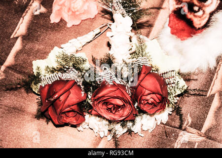 Blumenstrauß aus drei schönen Rosa dekorierten Bengali Hochzeit Rosen auf Hochzeit Kleid Hintergrund. Ansicht von oben. Platz kopieren. Stockfoto