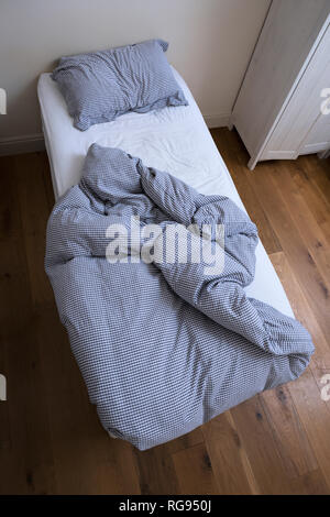 Ein ungemachtes Bett. Stockfoto