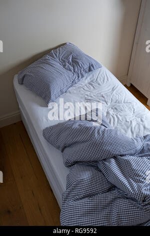 Ein ungemachtes Bett. Stockfoto