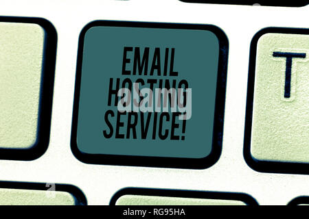 Konzeptionelle Hand schreiben angezeigt Email Hosting Service. Business Foto text Internet Hosting Service, e-mail server Tastatur Absicht betreibt Stockfoto