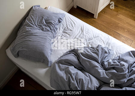 Ein ungemachtes Bett. Stockfoto