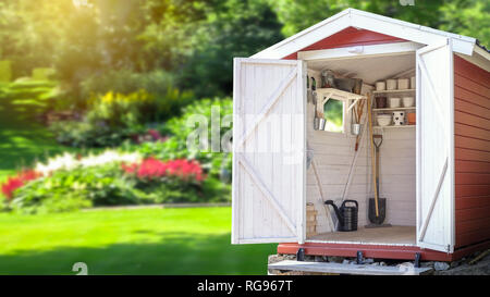 Lagerschuppen mit Gartengeräte gefüllt. Schönen grünen botanischen Garten im Hintergrund. Platz für Text und Kopieren des Produkts angezeigt. Stockfoto