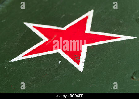 Red Star mit weißen Rand auf grün Stahlblech. Zeichen der sowjetischen Arbeiter und Bauern Rote Armee am Tank Körper vom Zweiten Weltkrieg Stockfoto