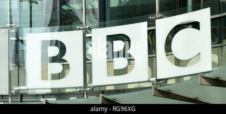 In der Nähe von BBC British Broadcasting Corporation unterzeichnen Logo & Glas verkleidet auf einem neuen, modernen HQ Erweiterungsbau Broadcasting House London England Großbritannien Stockfoto