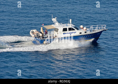 High speed Plovput Motorboot aus kreuzfahrtschiff gesehen zurück zur Basis nach der Unterstützung liner Kapitän in Abfahrt Split Kroatien dalmatinische Adria Stockfoto