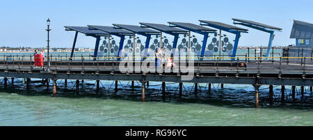 Thames Estuary Southend on Sea Pier Head mit öffentlichen Verkehrsmitteln Zug Bahnhof & Leute Familie wandern 1,34 Meilen von Southend Essex UK Spaziergang Stockfoto