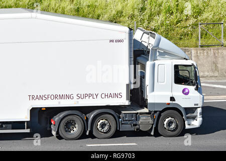 Close up Seitenansicht von Gist weißen Lkw-optimierte Lkw Lkw & Teil der knickgelenkten Trailer & Transformation Supply Chain Slogan auf Straße England Großbritannien Stockfoto