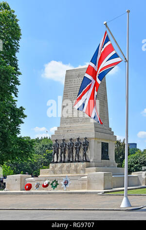 Wachen war Memorial Ersten und Zweiten Weltkrieg mit fünf Kranz & Bronze Skulptur eines jeden Fußschutz Regiment mit Union Jack Flagge London England Großbritannien Stockfoto