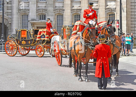 Zwei Pferden gezogenen Zustand Landaus Kutschen an Admiralty Arch mit Kutscher & lackei Erfrischungen an heissen Sommertag London street scene DE warten Stockfoto