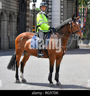 Weibliche London WPC Britisch montiert Metropolit Polizei Frau Offizier hohe viz Jacke & Pferd auf Verkehrskontrolle Aufgaben Admiralty Arch London England Großbritannien Stockfoto