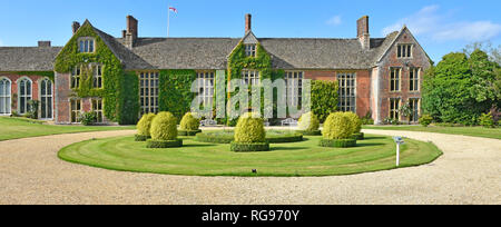 Elisabethanische Landvilla & Drive umrunden historische Parklandschaften & Gärten, jetzt ein Warners Hotel & Freizeitzentrum Littlecote House in Wiltshire England, Großbritannien Stockfoto