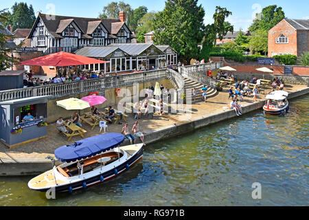 Suchen von oben nach unten an den elektrische Bootsverleih & Pub Unternehmen vielfältige Gruppe von Menschen heißen Sommertag an der Themse Wallingford Oxfordshire England Großbritannien Stockfoto