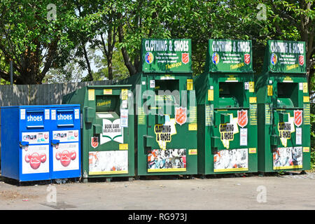 Heilsarmee liebe Menschen in Not helfen über Second Hand Kleidung & Schuhe Papierkorb in der Nähe des Tesco Supermarkt Parkplatz Oxfordshire England Großbritannien Stockfoto