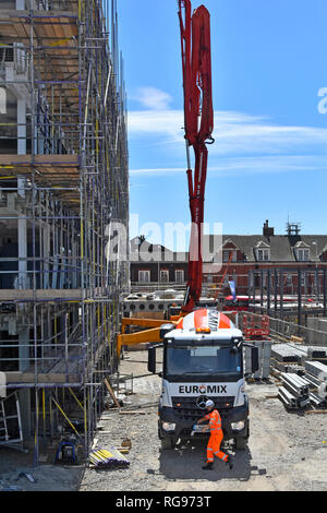 Euromix Lieferung Lkw Truck & Driver Betonieren in vertikale Pumpen boom Rig zu Dach auf engsten Bau Baustelle London UK Stockfoto