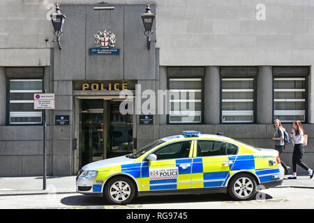 Street Scene zwei blaue Lichter über dem Eingang an der Außenseite von Bishopsgate der Londoner City Polizeistation mit Polizei Streifenwagen außerhalb von England UK geparkt Stockfoto