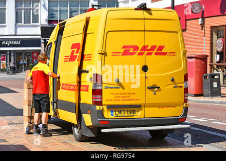 Zurück Paketversand Treiber Mann in Uniform anzeigen und Stapel von Kartons auf Trolley gelben DHL Mercedes Benz Sprinter in Romford East London Großbritannien Stockfoto