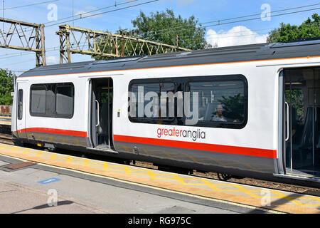 Großanglia-Pendlerzug mit Passagierzugang, der am Bahnsteig von Shenfield in der Nähe des Bahnhofs Essex England UK in Brentwood wartet Stockfoto